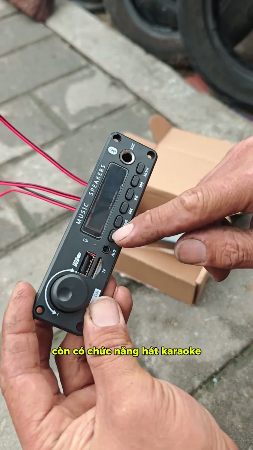 Bluetooth 5.3, công suất 200W, có MP3, FM, USB/TF và ghi âm micro