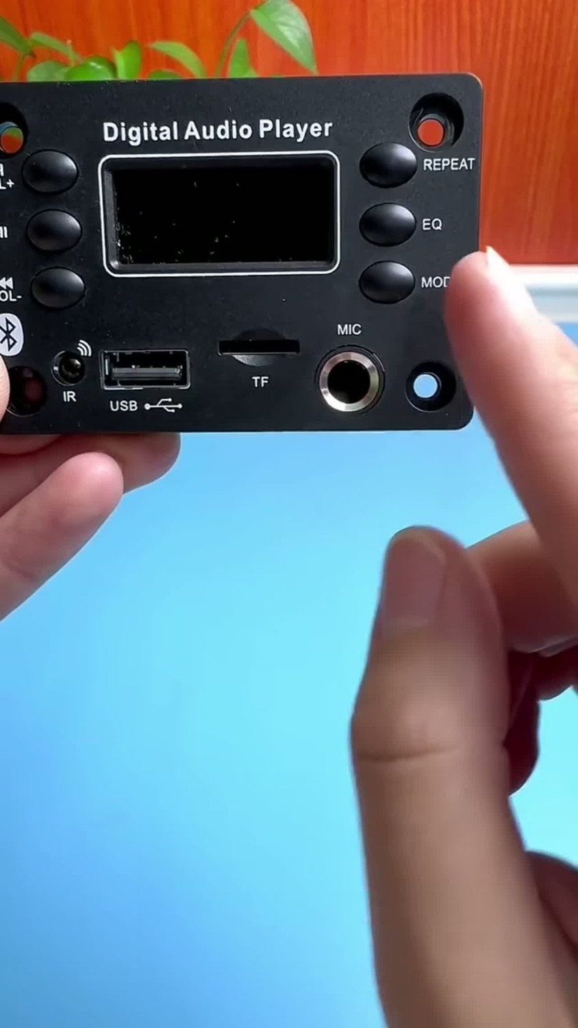 Một mạch ampli nhỏ gọn nhưng tích hợp khá nhiều tính năng 🔊 Hỗ trợ Bluetooth, giải mã MP3, kết nối micro và công suất 2×40W. Nguồn DC 7–20V, phù hợp để nâng cấp loa cũ hoặc tự chế loa Bluetooth tại nh