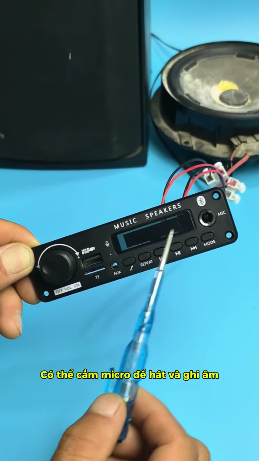 Bluetooth 5.3, công suất 200W, có MP3, FM, USB/TF và ghi âm micro
