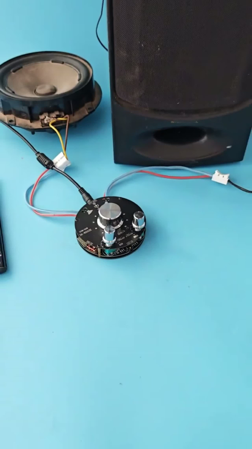 🔊 Muốn làm loa DIY mà chỉnh được cả Bass và Treble? ZK-R502E có công suất 50W × 2, hỗ trợ Bluetooth và AUX, sử dụng nguồn DC 9–24V. Đặc biệt có núm chỉnh Bass/Treble để dễ dàng tùy chỉnh chất âm theo