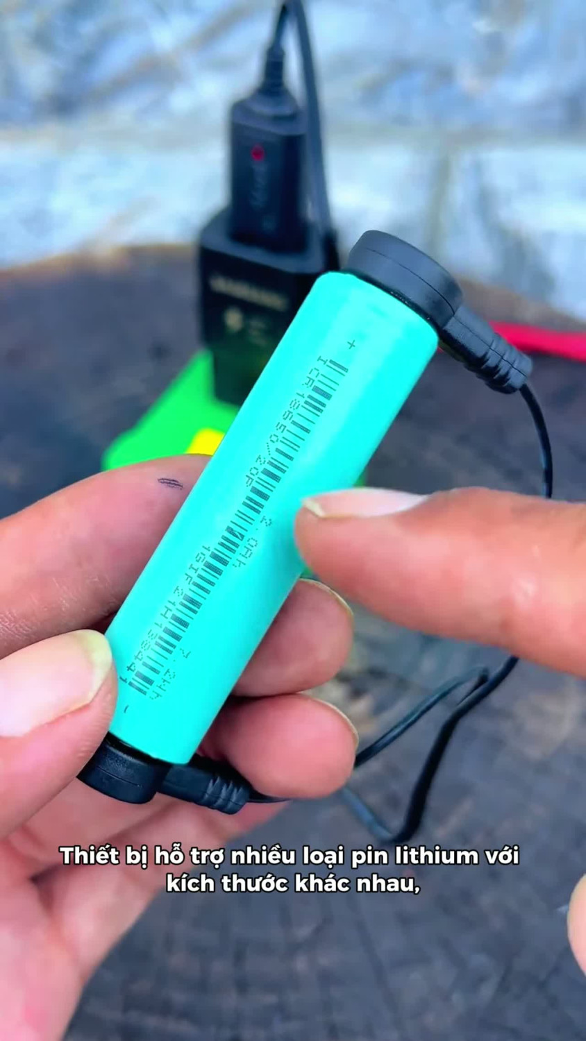 Bộ sạc pin 18650 USB nhỏ gọn, báo đèn khi sạc và khi pin đầy. 🔋 https://s.shopee.vn/AUulsQgkGR #LoaKeoMT #Pin18650 #SacPinUSB #DIYDienTu #MeoCongNghe | Điện Tử MT - review linh kiện loa kéo